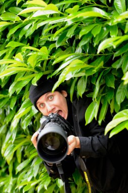 Paparazzi, genç ve çekici bir adam onun dslr fotoğraf makinesi ile fotoğraf