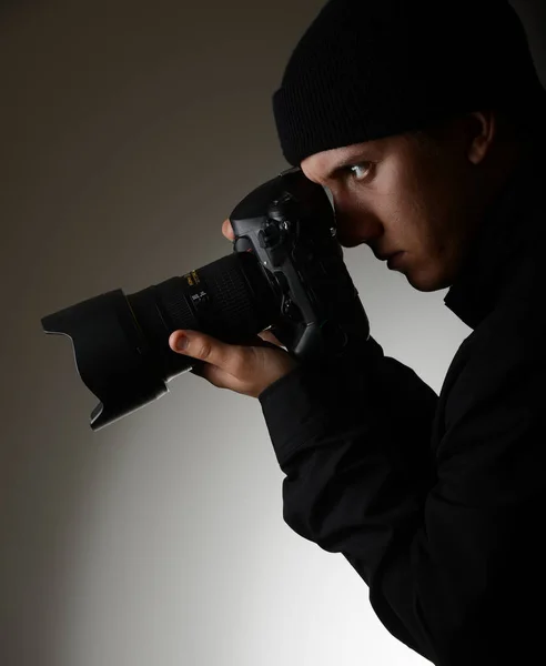 Paparazzi, Jovem e atraente homem tirando fotos com sua câmera dslr — Fotografia de Stock