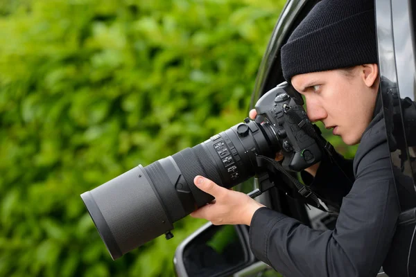 Paparazzi, fiatal és vonzó férfi fotózni a dslr fényképezőgép — Stock Fotó