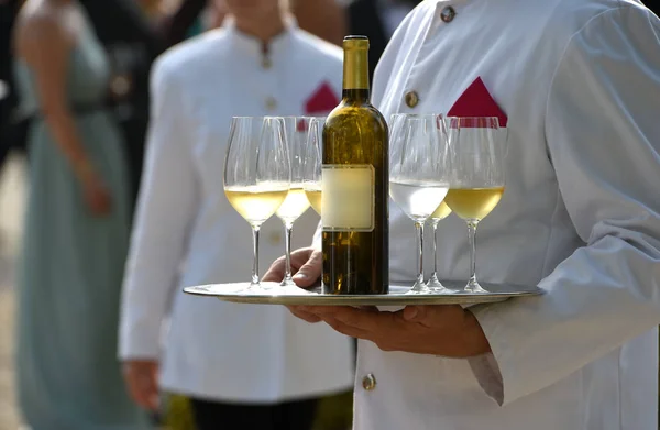 Serveurs servent de la vigne lors d'une fête de mariage en plein air — Photo