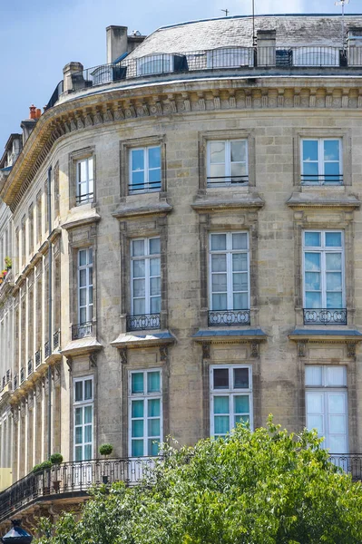 Budynek narożny, prawdziwy stary budynek Francja — Zdjęcie stockowe