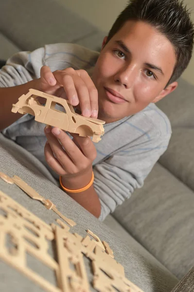 Jongen maakte een speelgoedauto — Stockfoto