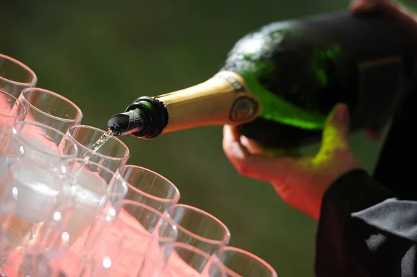 Офіціант Руку Келих Шампанського Під Час Громадське Харчування Вечірці Франції — стокове фото