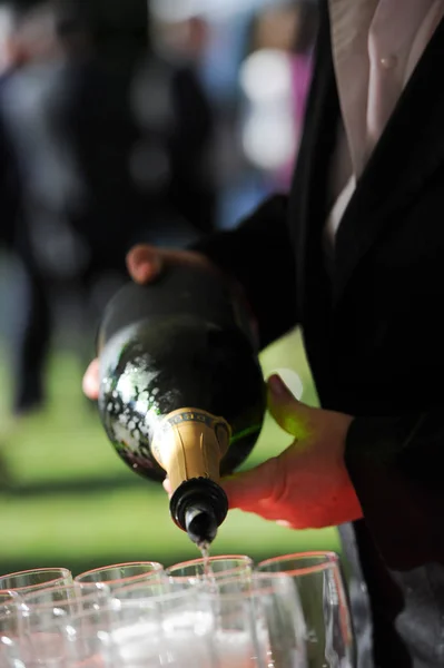 Рука Официанта Бокалом Шампанского Время Питания Вечеринке Франция — стоковое фото