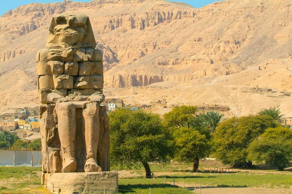 エジプト上エジプト ナイル渓谷 テーベのルクソール メムノンの巨像の Gaugue 銀行分類世界遺産 — ストック写真