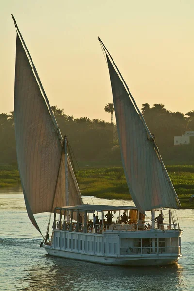 Egito, Vale do Nilo, navio de cruzeiro no Nilo — Fotografia de Stock