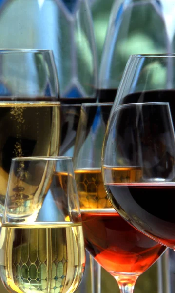 Champagne, blanc et rouge gagne et les boissons dans des verres sur vitrail g — Photo