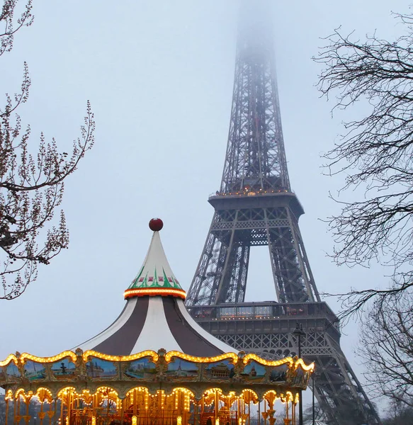 Torre Eiffel e carrossel antigo como visto à noite em Paris, França — Fotografia de Stock