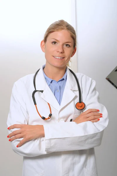 Mujer sonriente médico primer plano con los brazos cruzados — Foto de Stock