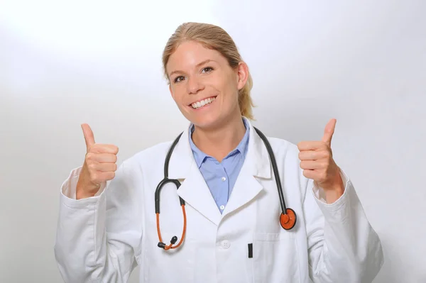 Uśmiechający się kobieta lekarz zbliżenie z kciuki — Zdjęcie stockowe