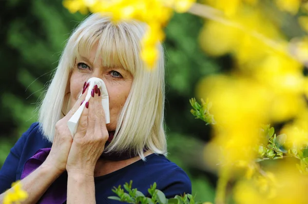 Pólen de alergia de mulher idosa — Fotografia de Stock