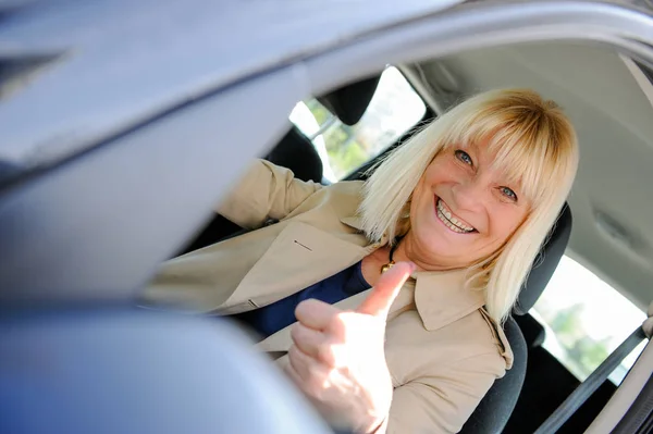 Starszy kobieta za kierownicą szczęśliwi — Zdjęcie stockowe