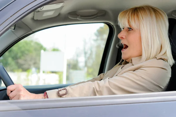 Przestraszony starszy kobieta za kierownicą — Zdjęcie stockowe