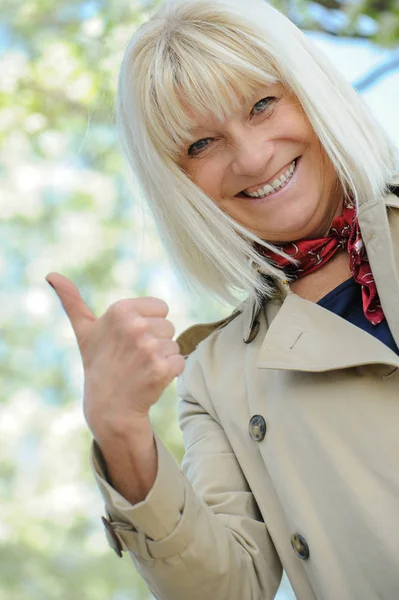 Portret van een lachende senior vrouw — Stockfoto