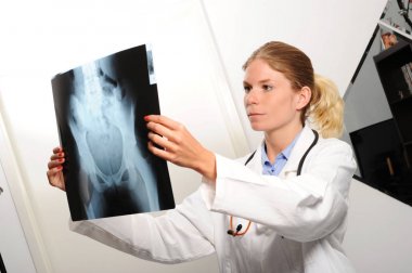 Kadın Doktor Röntgen resim incelenmesi