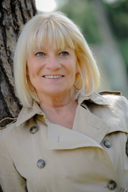 gülümseyen kadın kıdemli portresi