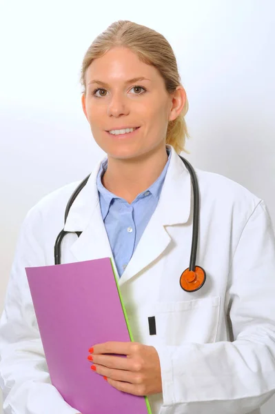 Усміхнена жінка-лікар крупним планом з файлами в руках — стокове фото