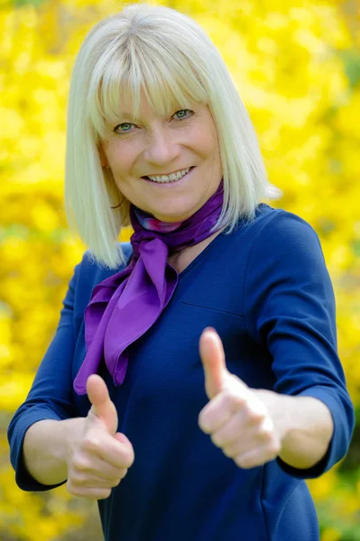 Portrait of a smiling senior woman — Stock Photo, Image