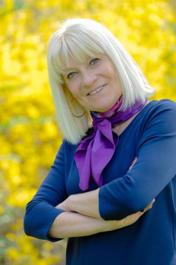 gülümseyen kadın kıdemli portresi