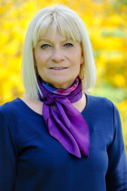 gülümseyen kadın kıdemli portresi