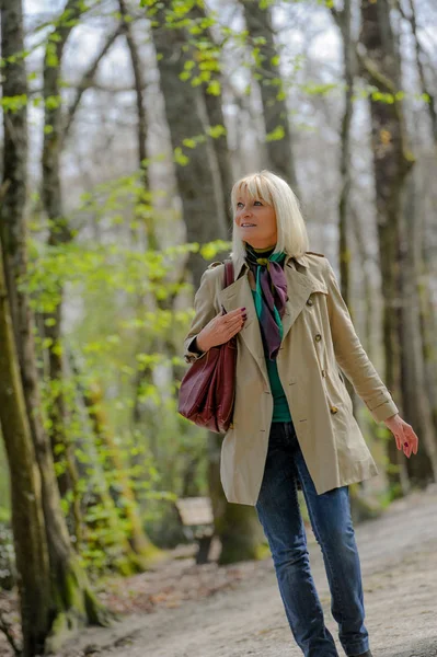 Mulher sênior andando em um parque — Fotografia de Stock