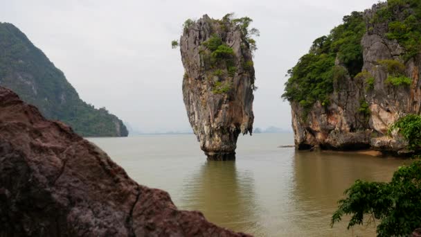 Landschap van Khao Phing Kan eiland, Ko Tapu, in Phang Nga Baai, Thailand — Stockvideo