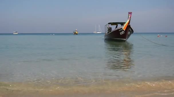 Traditionella thailändska longtail båt vid berömda Long Beach, Thailand — Stockvideo