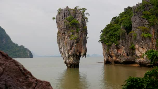 Paisaje Khao Phing Kan isla, Ko Tapu, en Phang Nga Bay, Tailandia — Vídeos de Stock