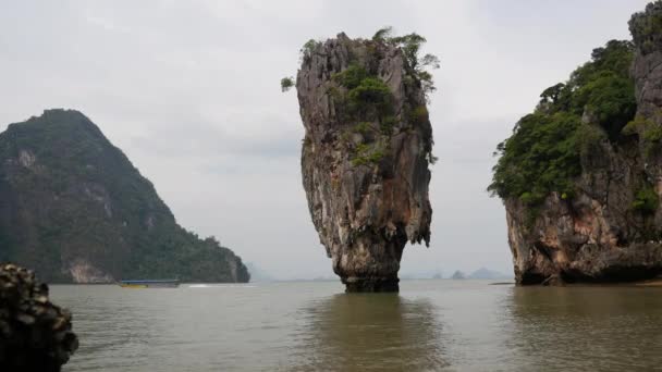 Krajina ostrova Khao Phing Kan, Ko Tapu, v zátoce Phang Nga, Thajsko — Stock video