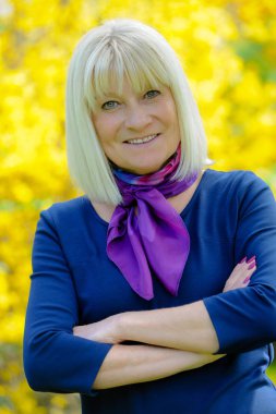 gülümseyen kadın kıdemli portresi