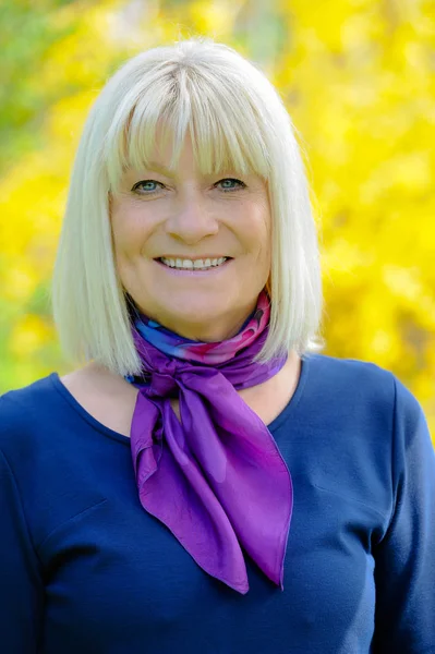 gülümseyen kadın kıdemli portresi