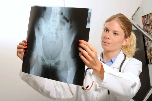 Doctora examinando una imagen de rayos X — Foto de Stock