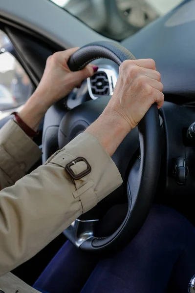 Senior woman hand on steering wheel — Stock Photo, Image