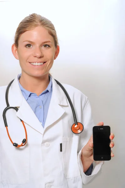 Γιατρός χρησιμοποιώντας και παρουσιάζοντας smartphone — Φωτογραφία Αρχείου