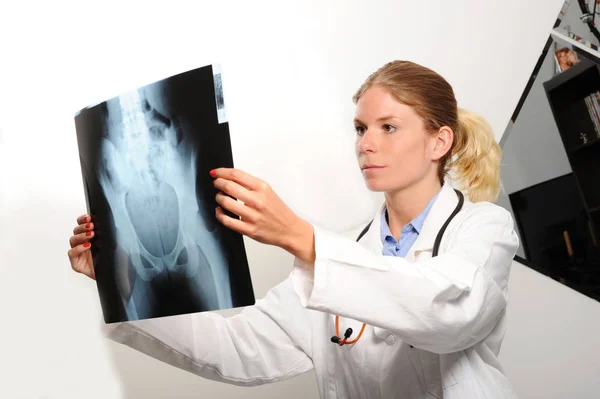 Medico donna che esamina un'immagine a raggi X — Foto Stock