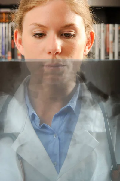 Female doctor examining an x-ray image — Stock Photo, Image