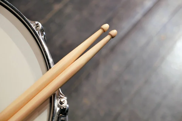 Tambores primer plano y palos de tambor — Foto de Stock