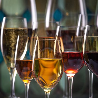 Şampanya, beyaz, gül ve kırmızı WINS ve vitray arka plan üzerinde gözlük içecekler