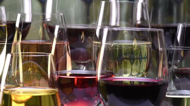 Şampanya, beyaz, gül ve kırmızı şarap ve içki vitray arka plan üzerinde