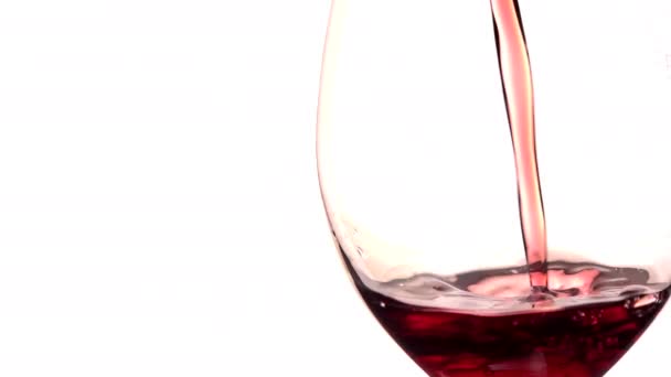 Kırmızı Şarap Cam Içine Beyaz Zemin Üzerine Dökülür — Stok video