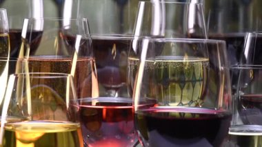 Şampanya, beyaz, gül ve kırmızı WINS ve vitray arka plan üzerinde gözlük içecekler