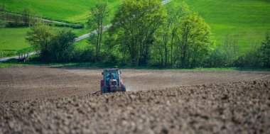 Alan ve güzel manzara, Fransa sürme traktör