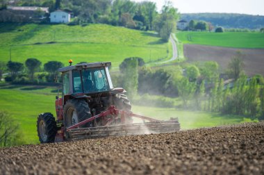 Alan ve güzel manzara, Fransa sürme traktör