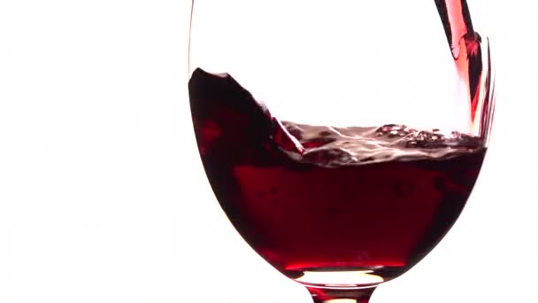 Kırmızı Şarap Cam Içine Beyaz Zemin Üzerine Dökülür — Stok video