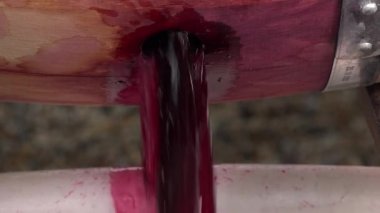 Fıçıda fermantasyon sırasında şarap karıştırma