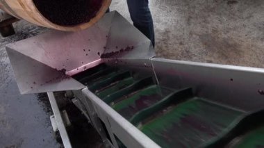 Fıçıda fermantasyon sırasında şarap karıştırma