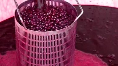Fıçıda fermantasyon sırasında şarap karıştırma