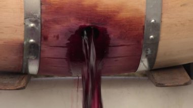 Fıçıda fermantasyon sırasında şarap karıştırma