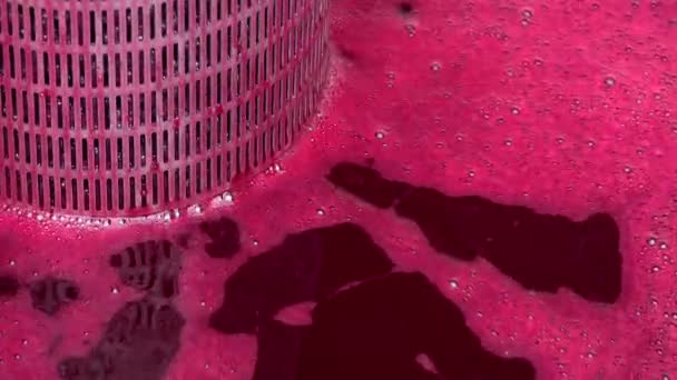 Mezcla de vino durante el proceso de fermentación en barril — Vídeos de Stock