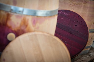 Bordeaux Vineyard fıçısında fermantasyon sırasında şarap karıştırma